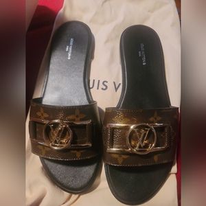 Louis Vuitton sandal size 38.5